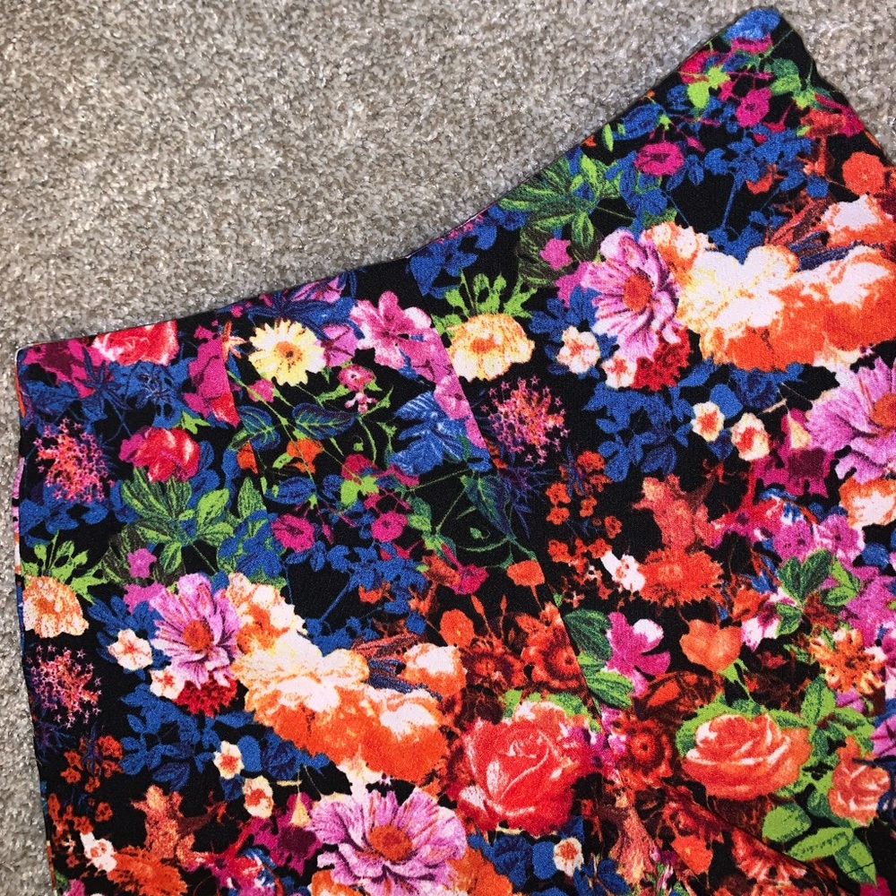 Forever 21 Contemporary Multicolor Floral shorts - Picture 4 of 9
